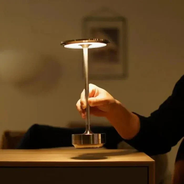 Przenośna regulowana bezprzewodowa lampa stołowa