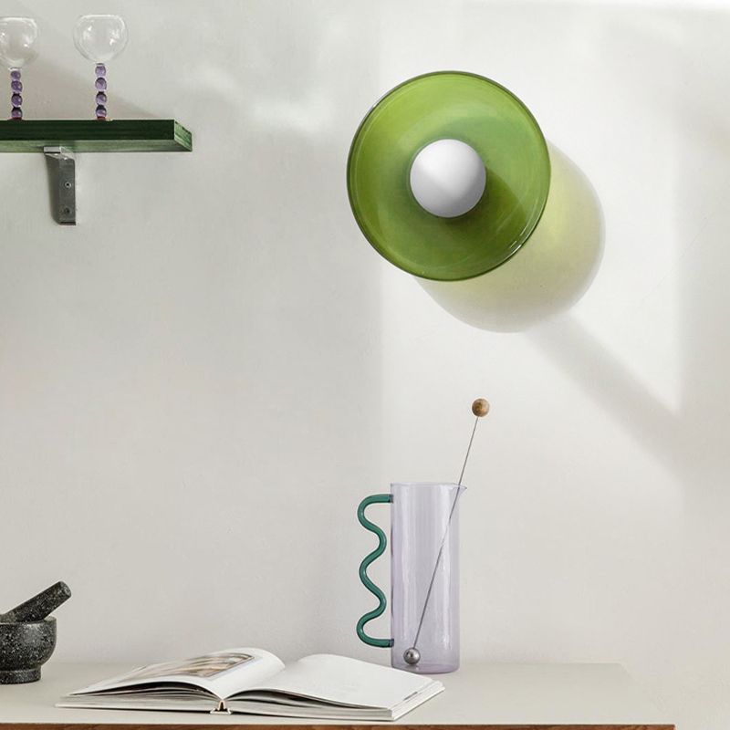 Minimalistyczna lampa wisząca z delikatnym światłem