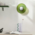 Minimalistyczna lampa wisząca z delikatnym światłem