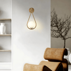 Nowoczesna lampa ścienna z kulą szklaną