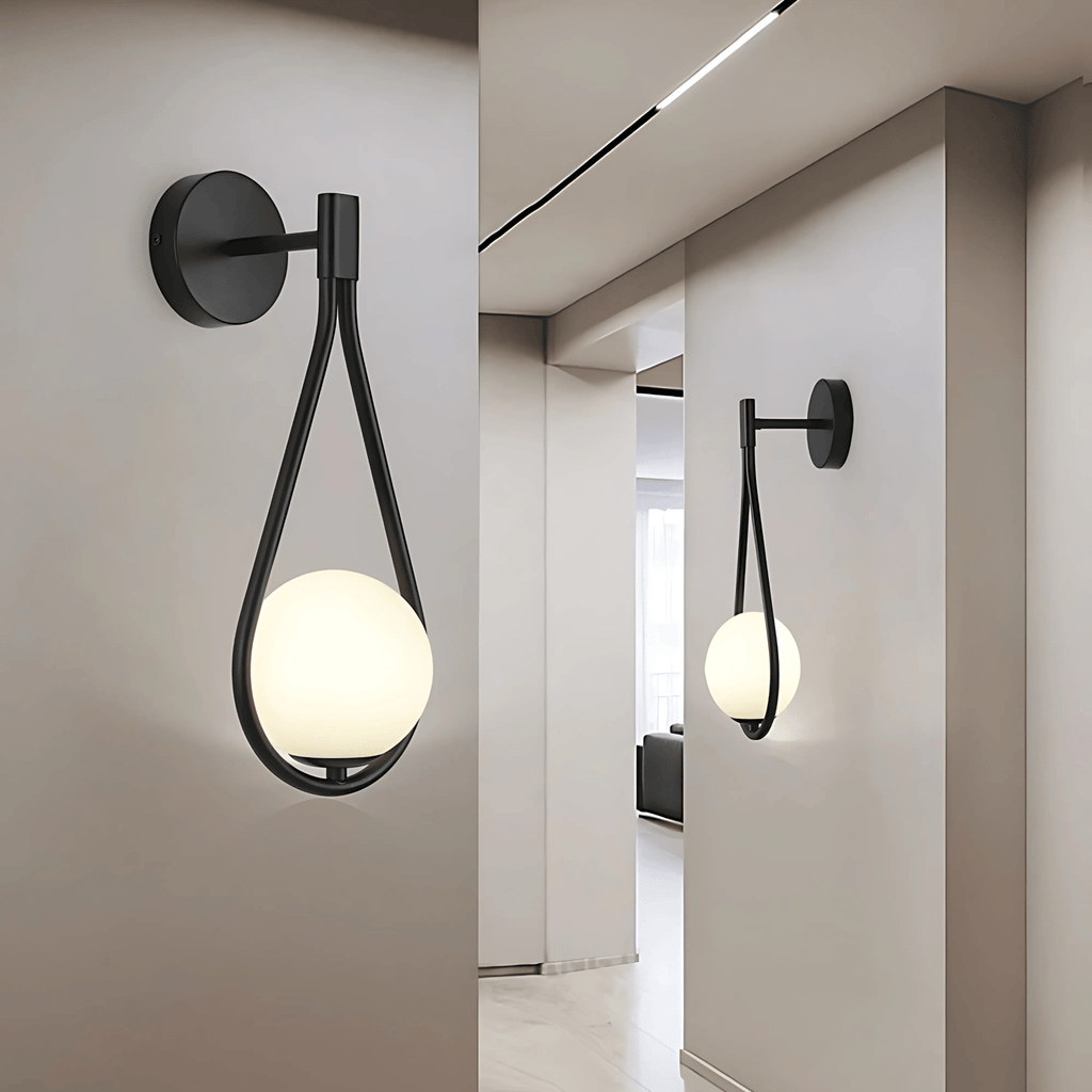 Nowoczesna lampa ścienna z kulą szklaną