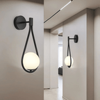 Nowoczesna lampa ścienna z kulą szklaną