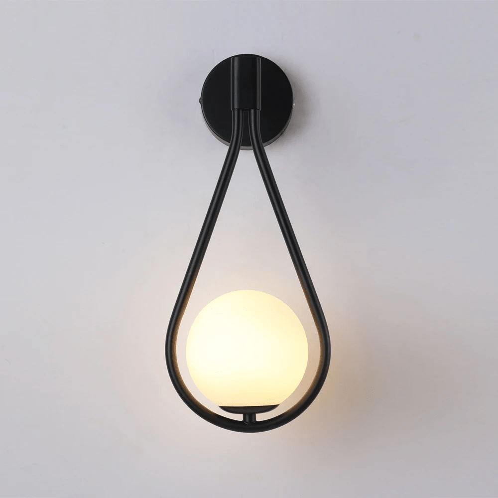 Nowoczesna lampa ścienna z kulą szklaną