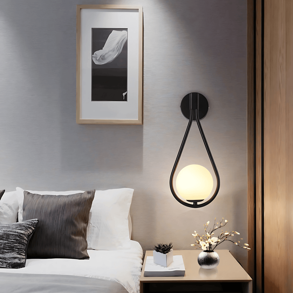 Nowoczesna lampa ścienna z kulą szklaną