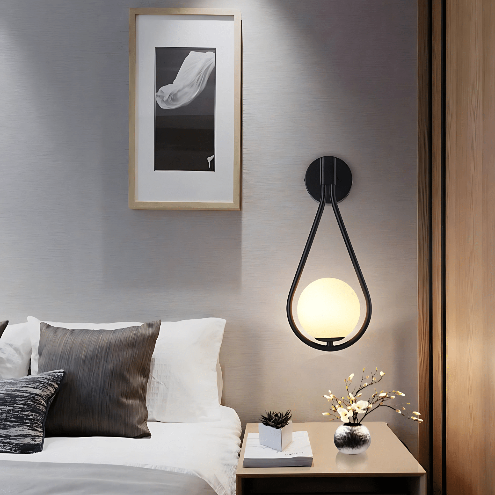 Nowoczesna lampa ścienna z kulą szklaną