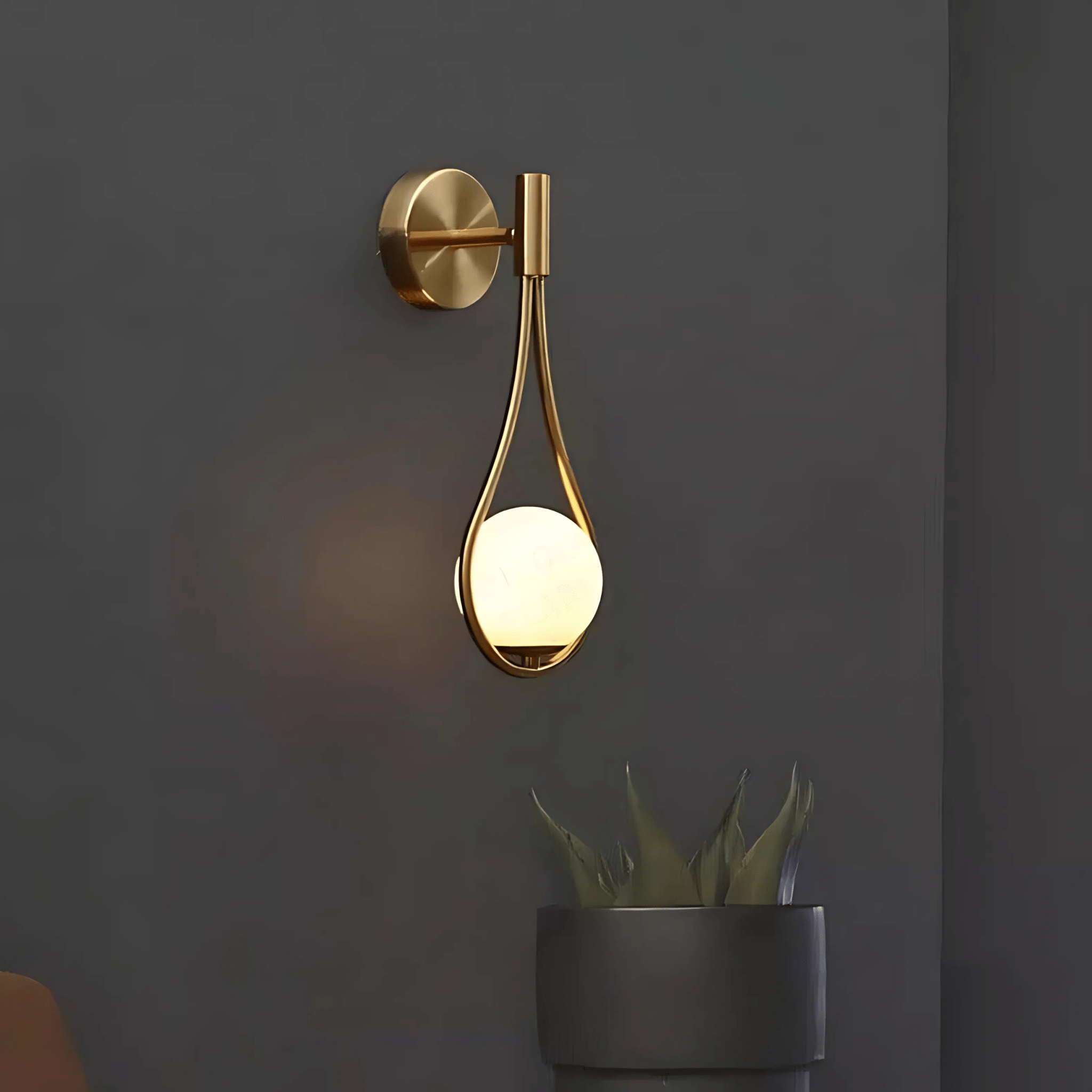 Nowoczesna lampa ścienna z kulą szklaną