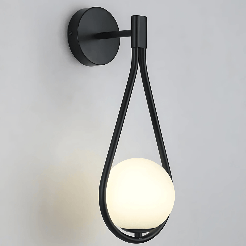 Nowoczesna lampa ścienna z kulą szklaną