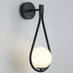 Nowoczesna lampa ścienna z kulą szklaną