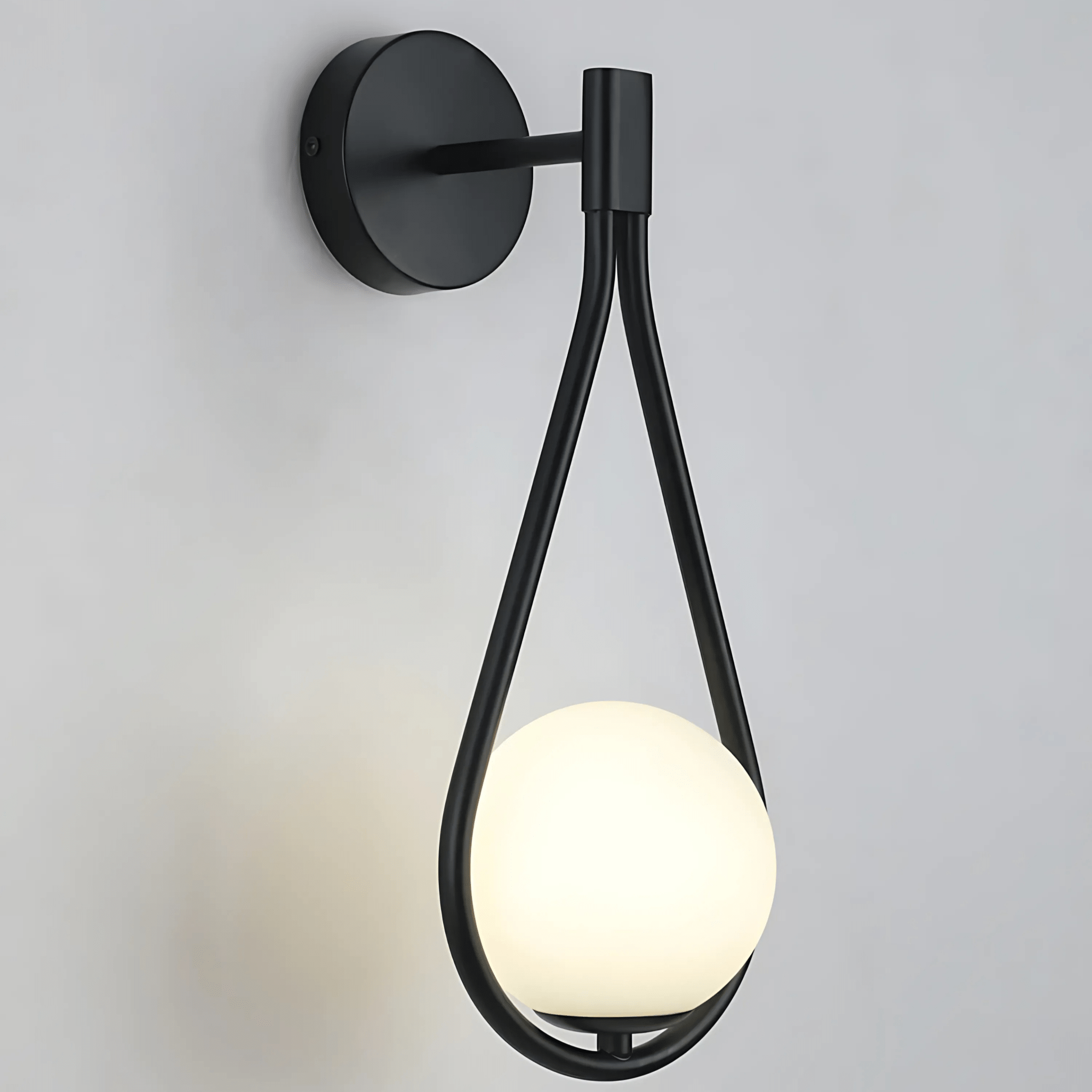 Nowoczesna lampa ścienna z kulą szklaną