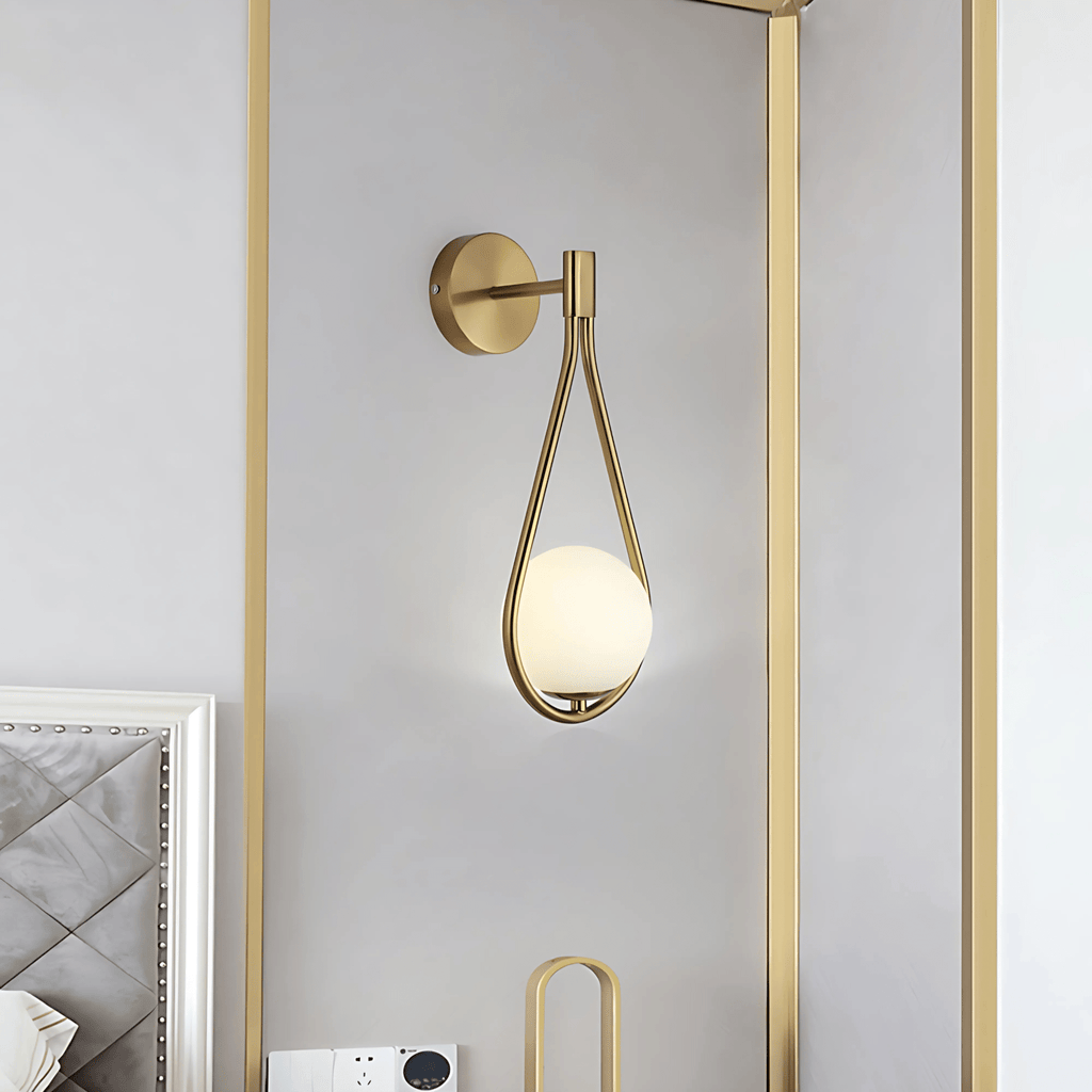 Nowoczesna lampa ścienna z kulą szklaną
