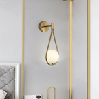 Nowoczesna lampa ścienna z kulą szklaną
