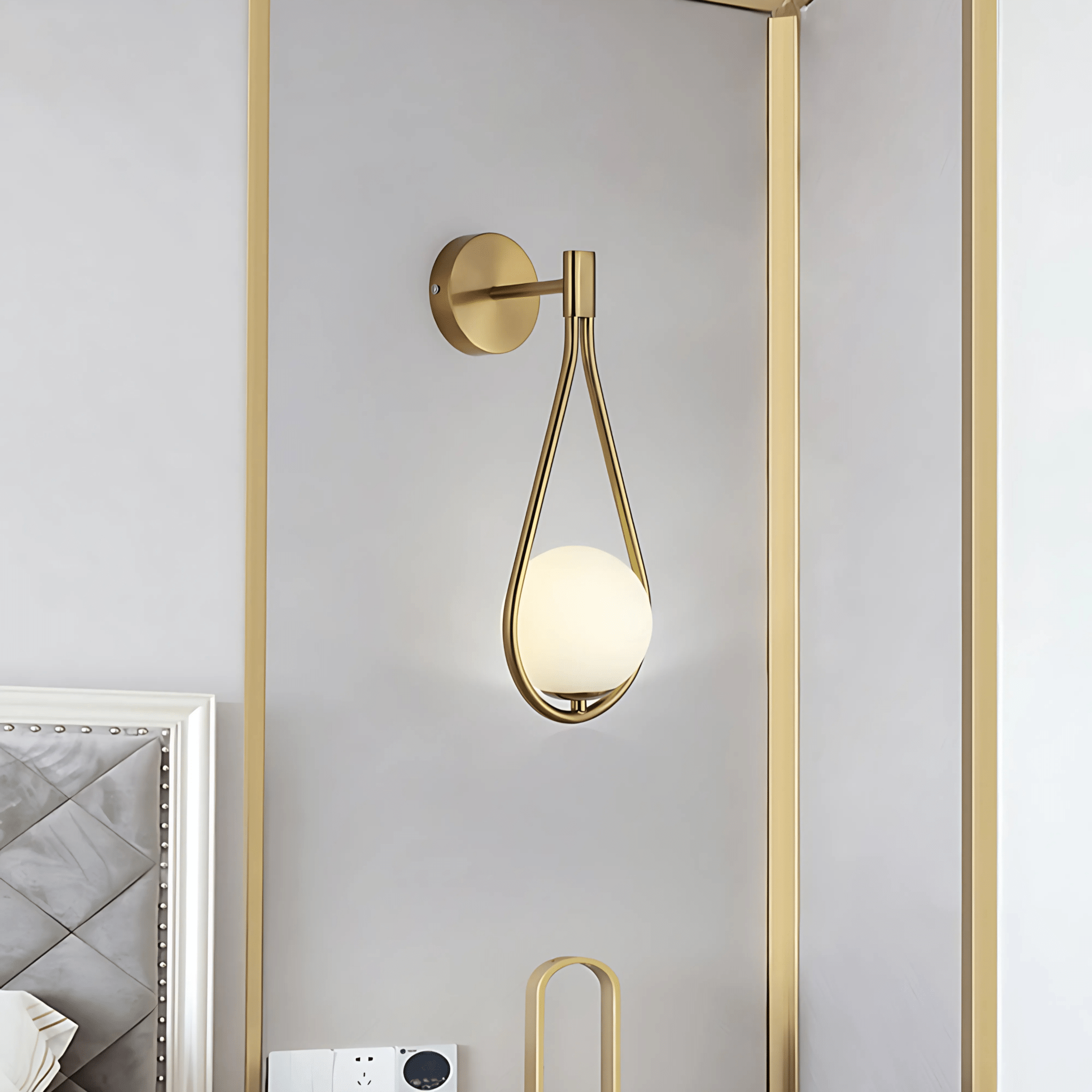 Nowoczesna lampa ścienna z kulą szklaną