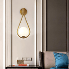 Nowoczesna lampa ścienna z kulą szklaną