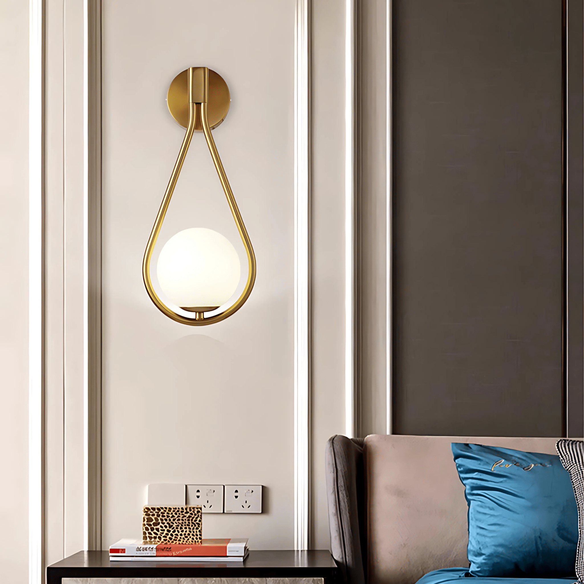 Nowoczesna lampa ścienna z kulą szklaną