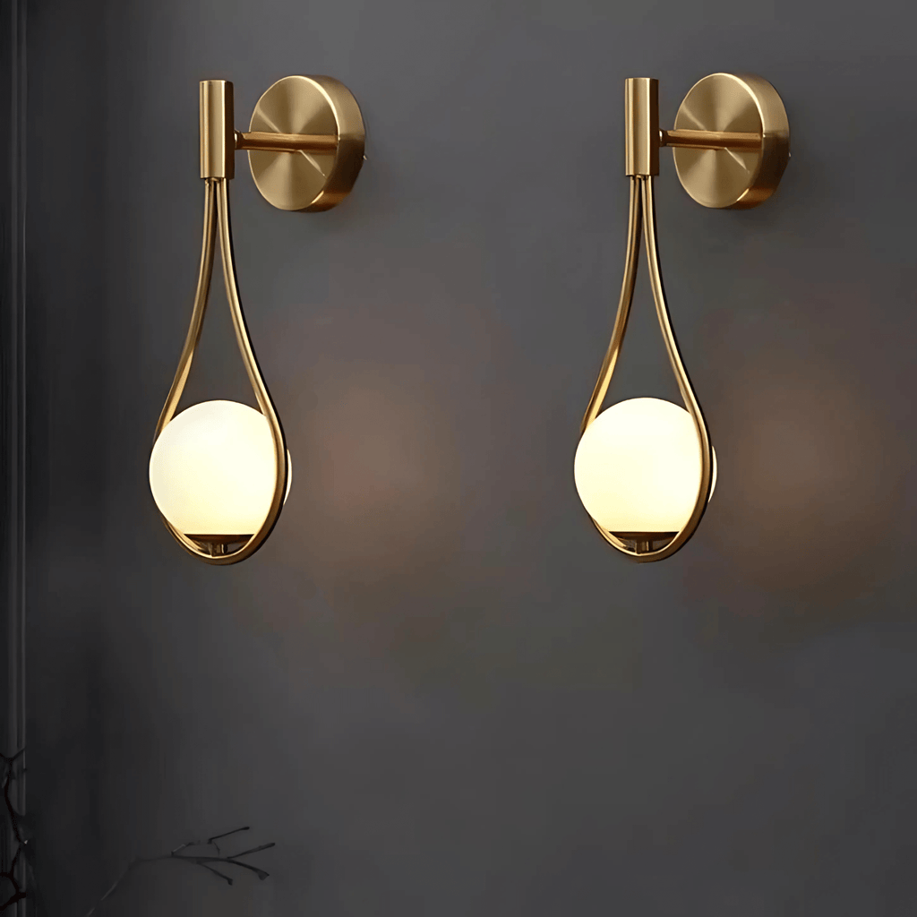 Nowoczesna lampa ścienna z kulą szklaną