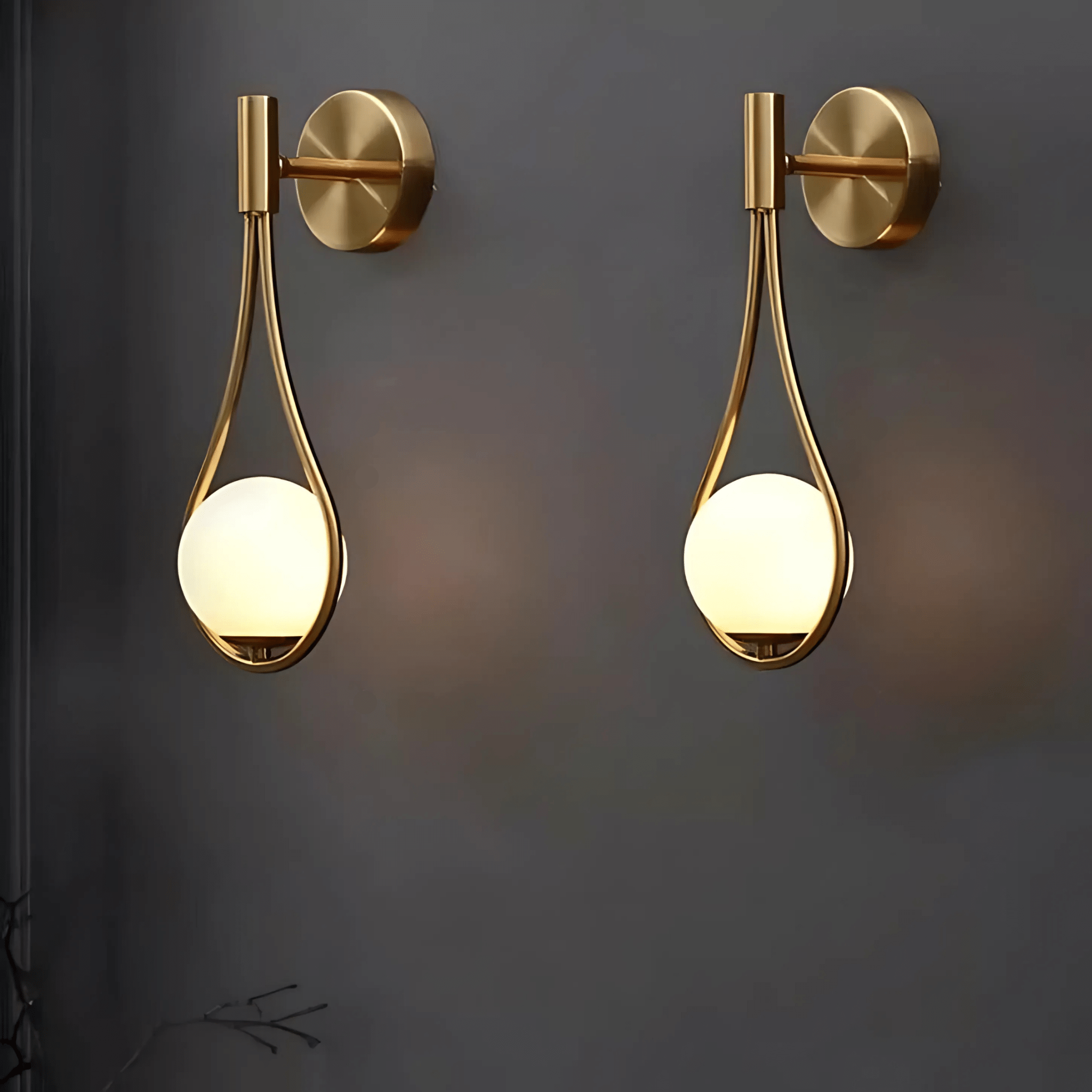 Nowoczesna lampa ścienna z kulą szklaną