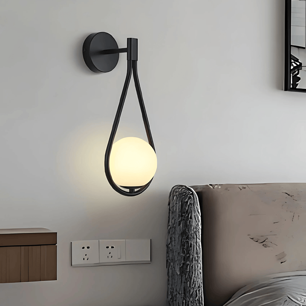 Nowoczesna lampa ścienna z kulą szklaną