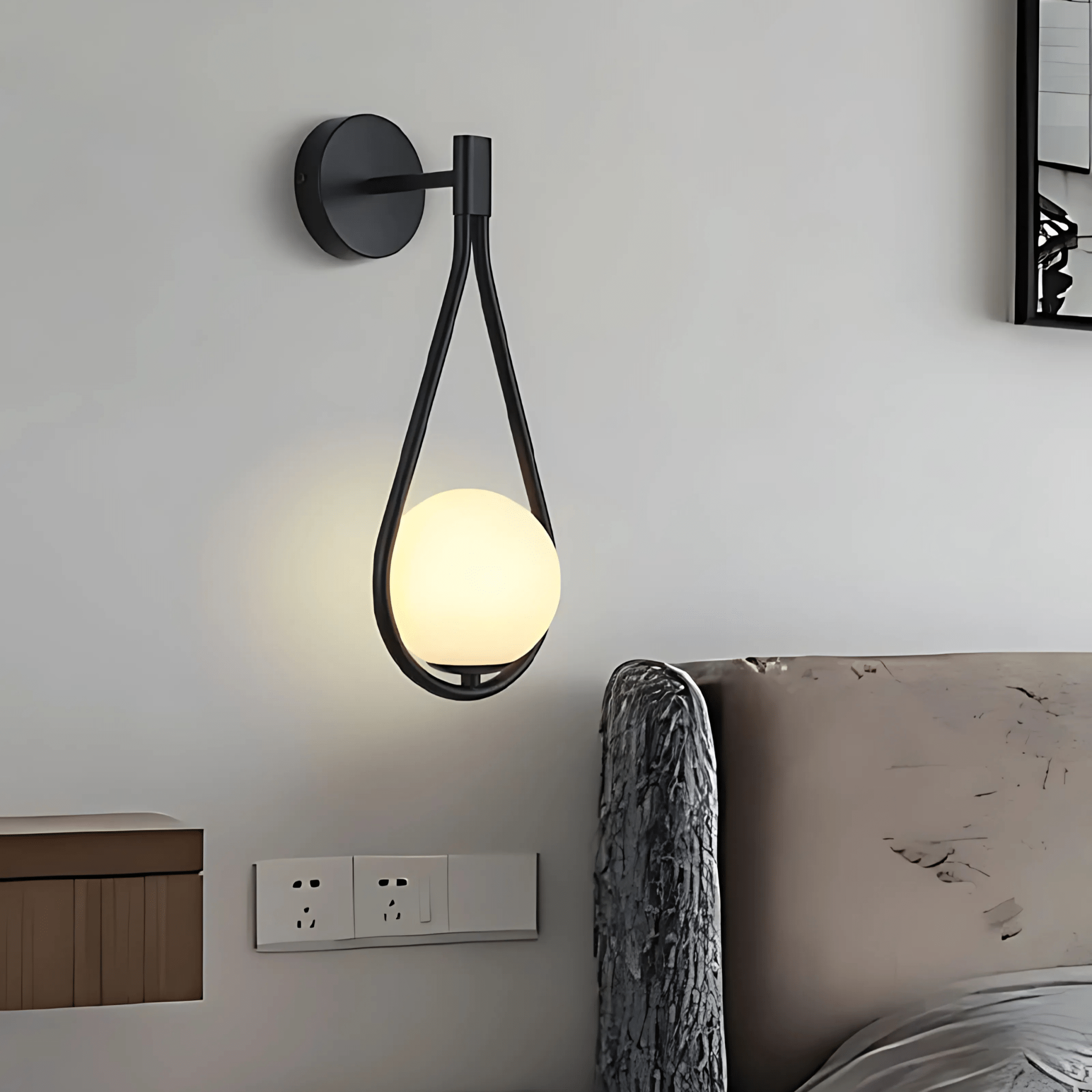 Nowoczesna lampa ścienna z kulą szklaną