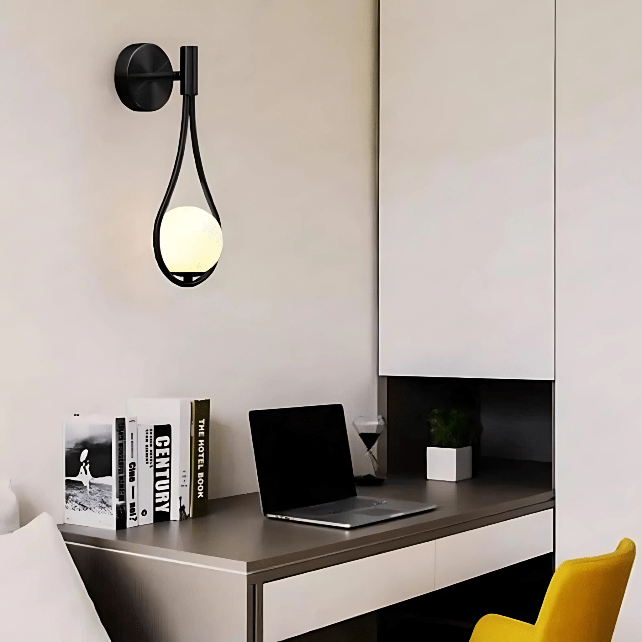 Nowoczesna lampa ścienna z kulą szklaną