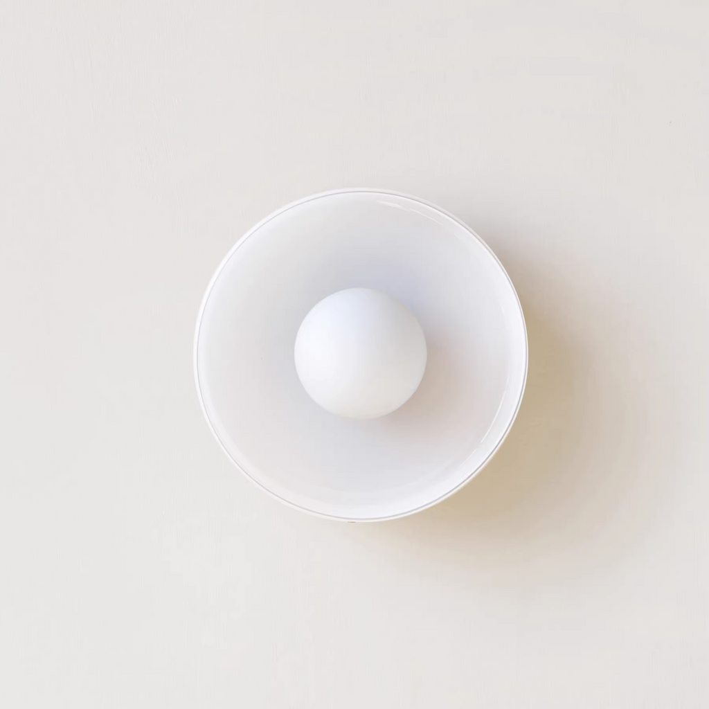 Minimalistyczna lampa wisząca z delikatnym światłem