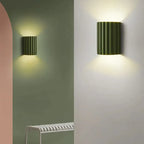 Elegancka okrągła lampa ścienna w delikatnych kolorach
