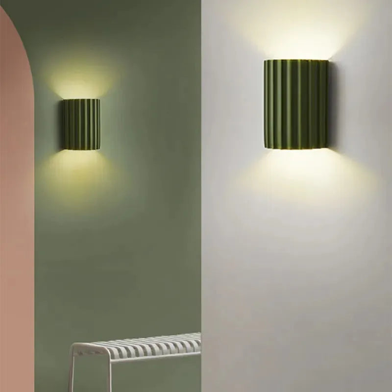 Elegancka okrągła lampa ścienna w delikatnych kolorach