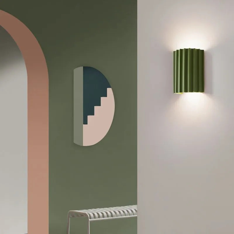 Elegancka okrągła lampa ścienna w delikatnych kolorach