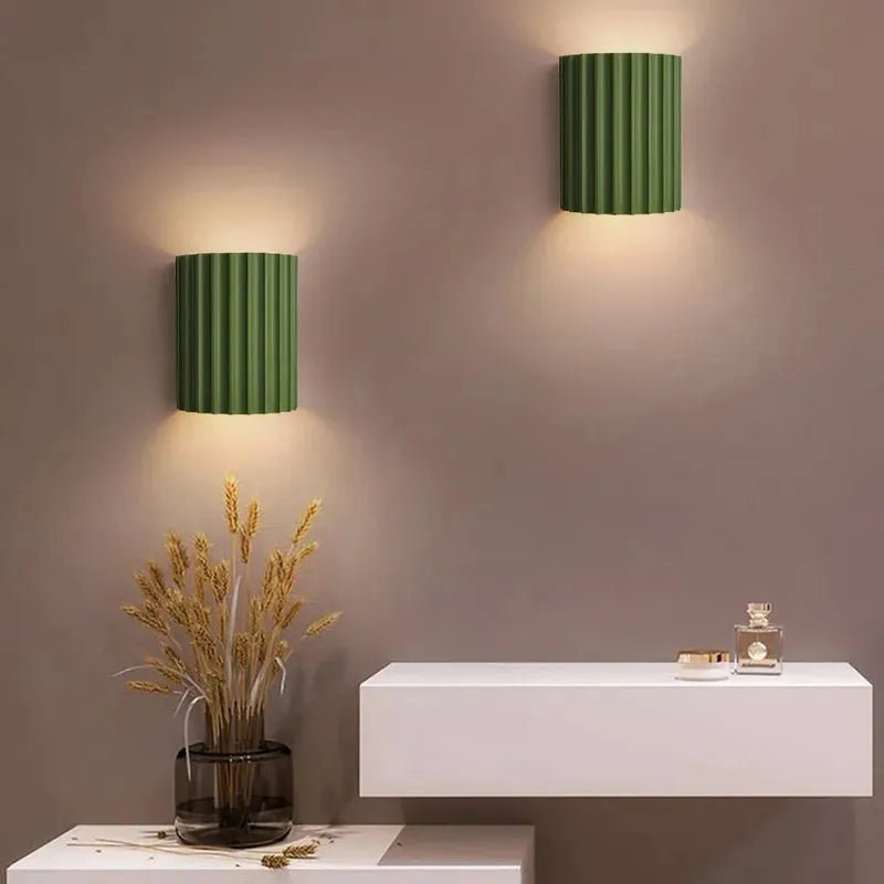 Elegancka okrągła lampa ścienna w delikatnych kolorach