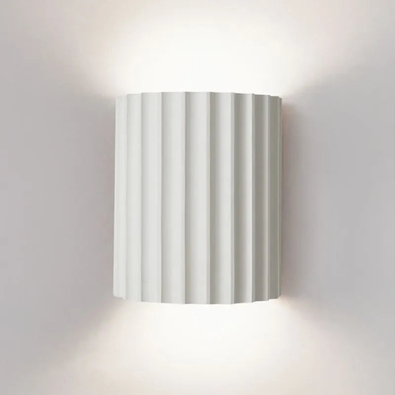 Elegancka okrągła lampa ścienna w delikatnych kolorach