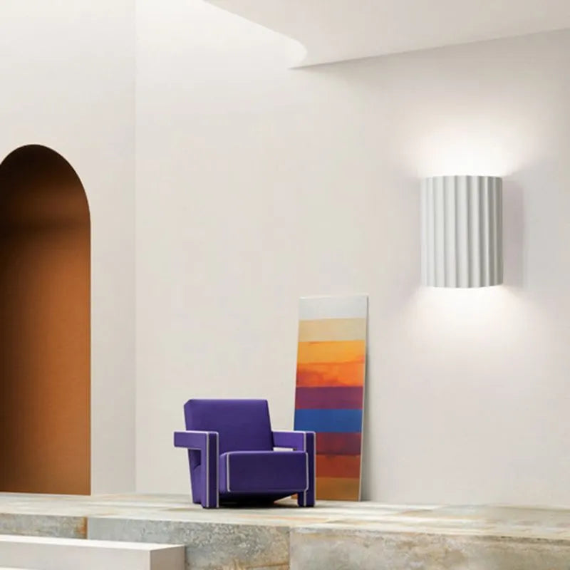 Elegancka okrągła lampa ścienna w delikatnych kolorach