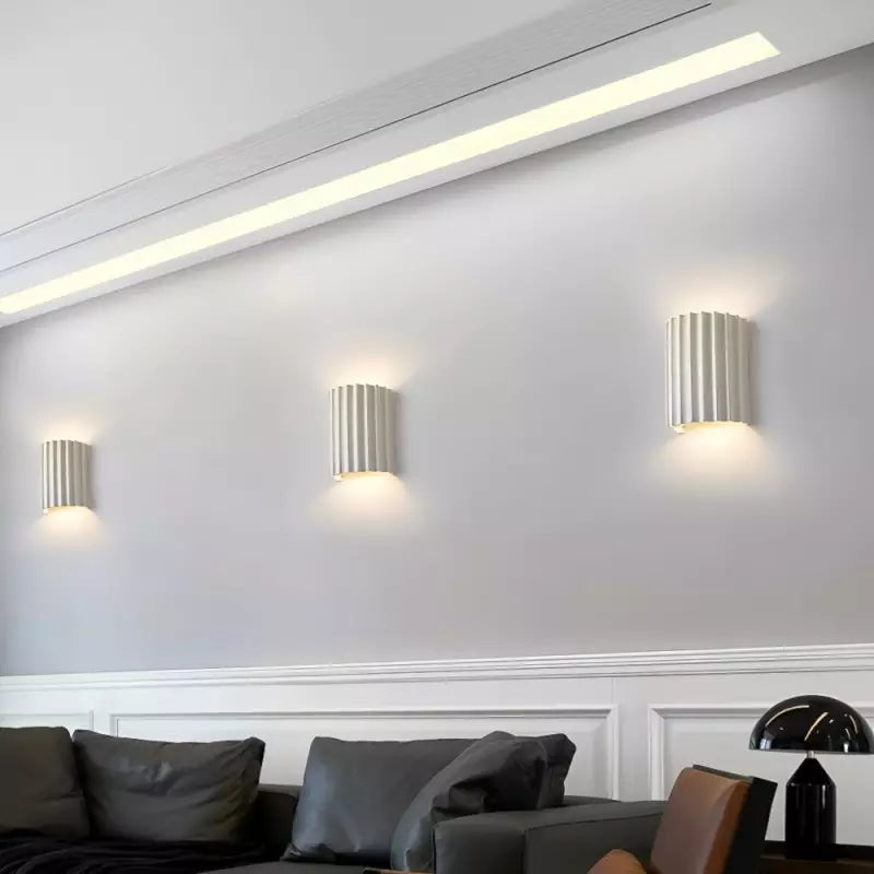 Elegancka okrągła lampa ścienna w delikatnych kolorach