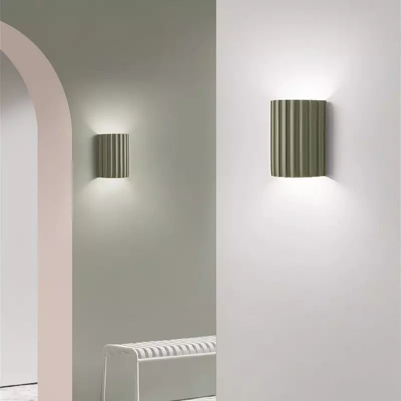 Elegancka okrągła lampa ścienna w delikatnych kolorach