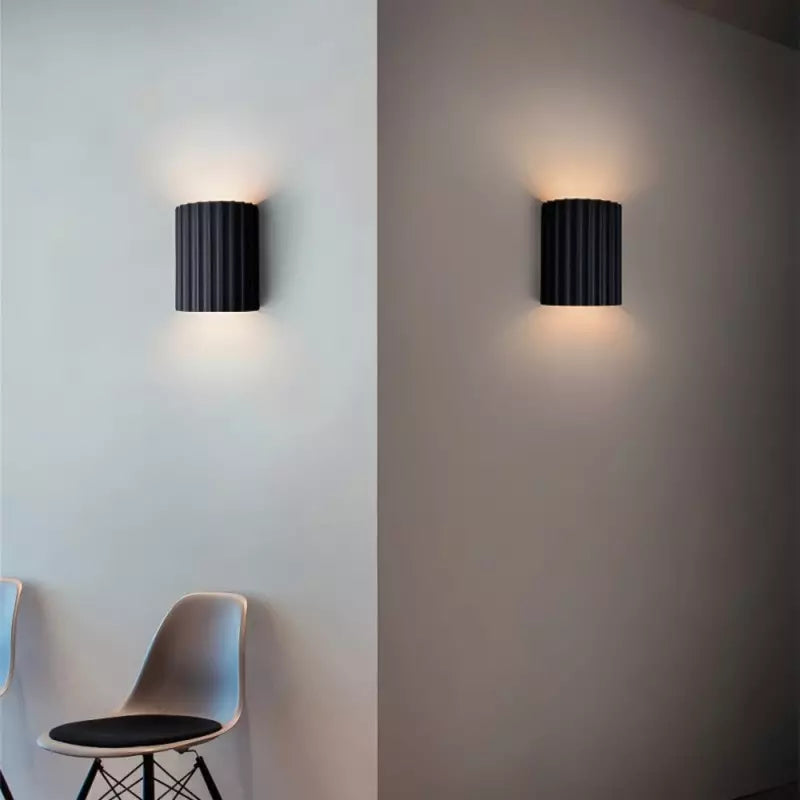 Elegancka okrągła lampa ścienna w delikatnych kolorach