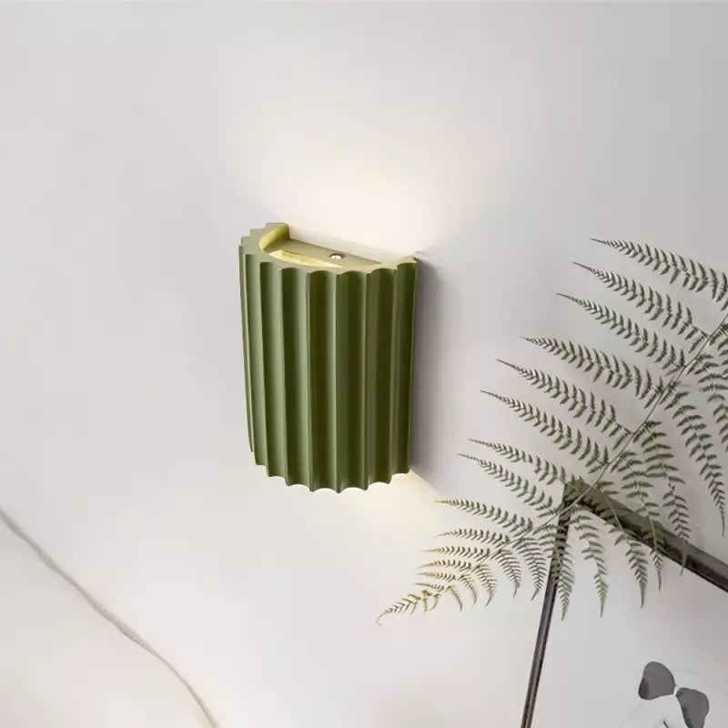 Elegancka okrągła lampa ścienna w delikatnych kolorach