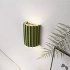 Elegancka okrągła lampa ścienna w delikatnych kolorach