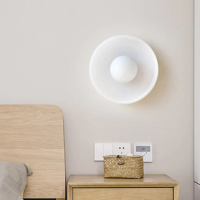 Minimalistyczna lampa wisząca z delikatnym światłem