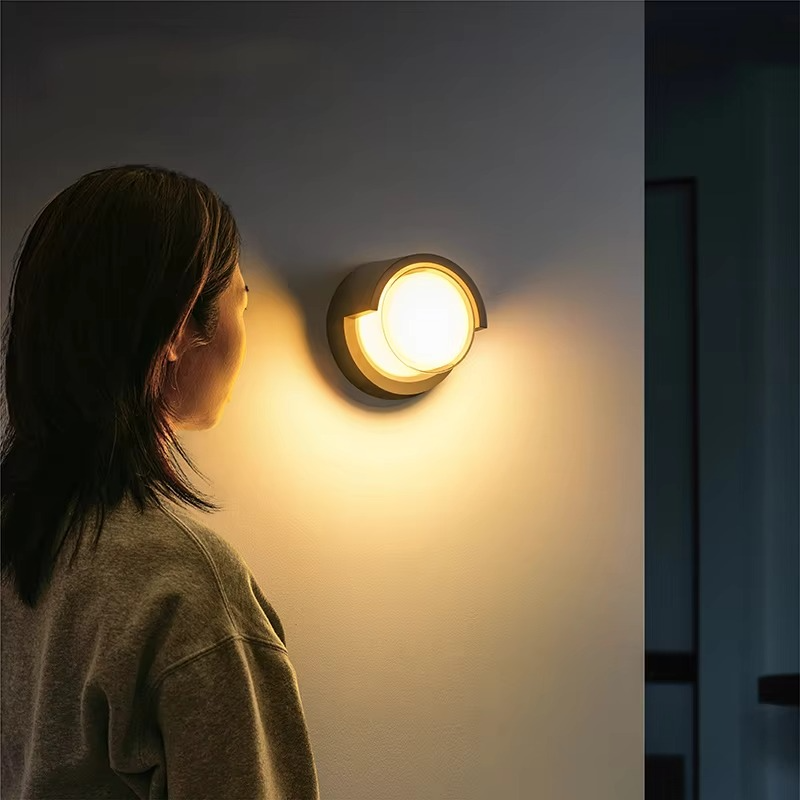 Zewnętrzna wodoodporna lampa ścienna LED z czujnikiem ruchu
