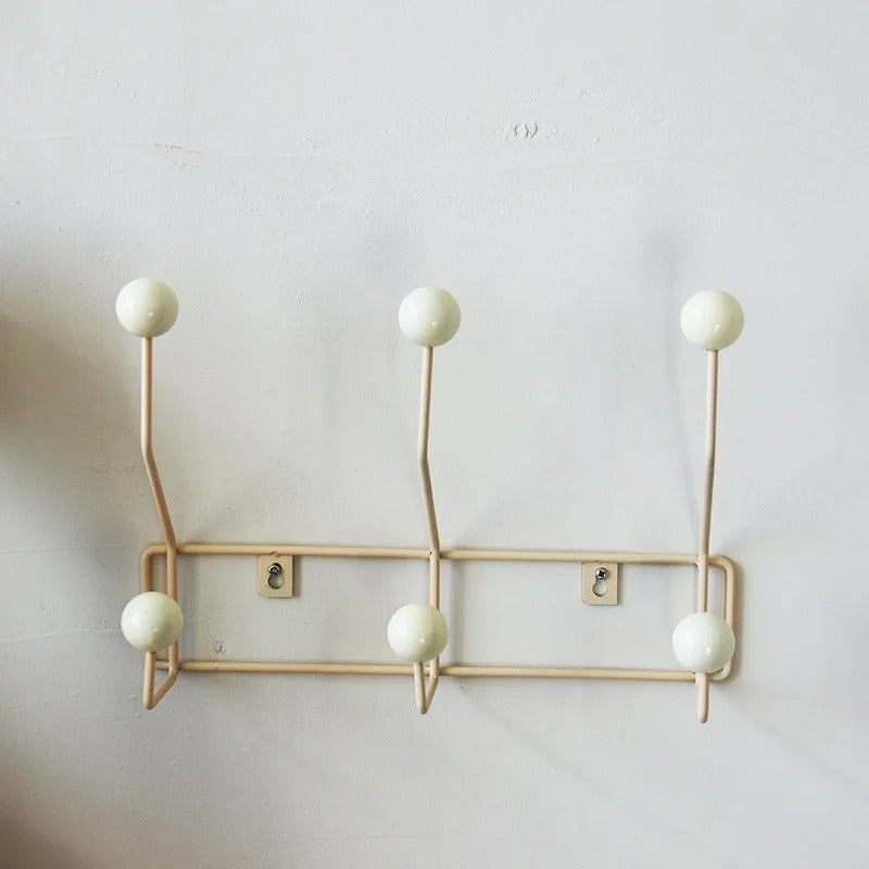 Minimalistyczny Drewniany Wieszak Ścienny z Haczykami