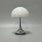 Elegancka bezprzewodowa lampa stołowa LED z regulowanym światłem