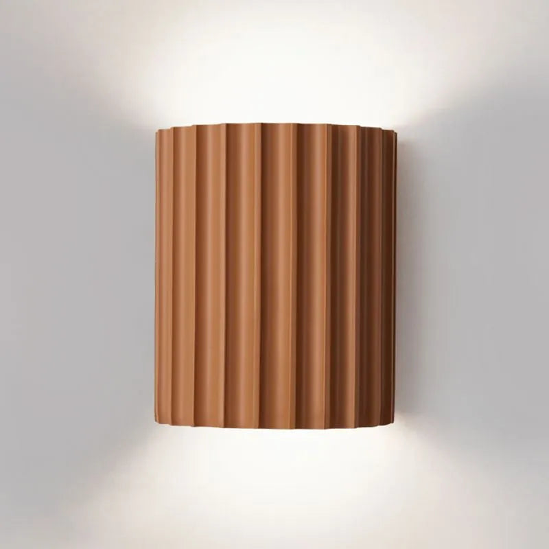 Elegancka okrągła lampa ścienna w delikatnych kolorach