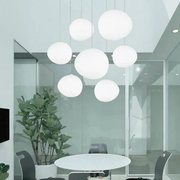 Jasna minimalistyczna lampa sufitowa do nowoczesnego domu