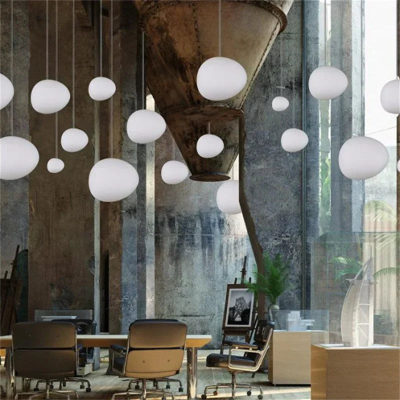 Jasna minimalistyczna lampa sufitowa do nowoczesnego domu