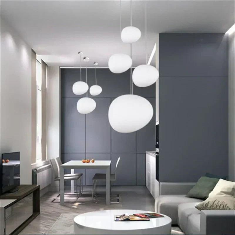 Jasna minimalistyczna lampa sufitowa do nowoczesnego domu