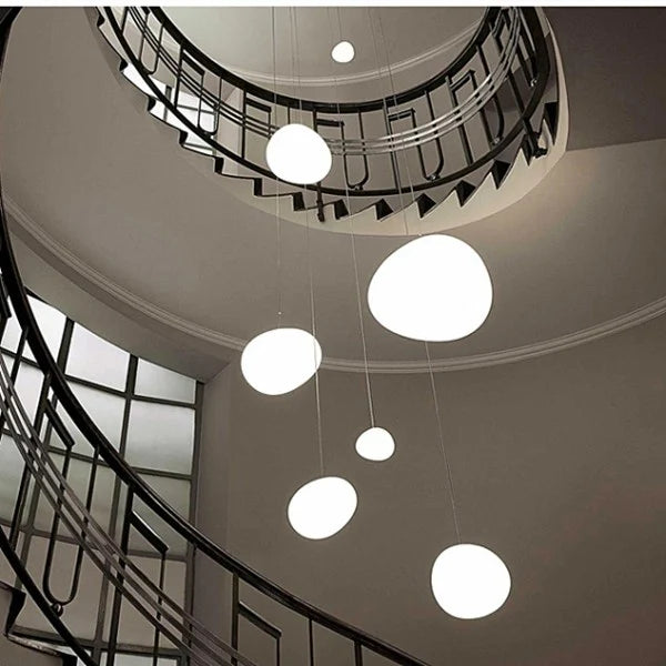 Jasna minimalistyczna lampa sufitowa do nowoczesnego domu