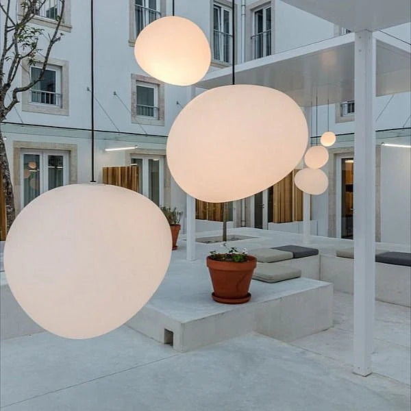 Jasna minimalistyczna lampa sufitowa do nowoczesnego domu