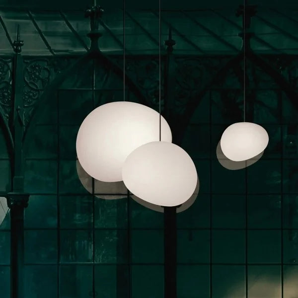 Jasna minimalistyczna lampa sufitowa do nowoczesnego domu