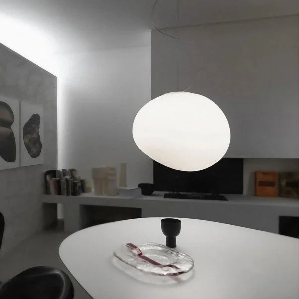 Jasna minimalistyczna lampa sufitowa do nowoczesnego domu