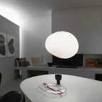 Jasna minimalistyczna lampa sufitowa do nowoczesnego domu