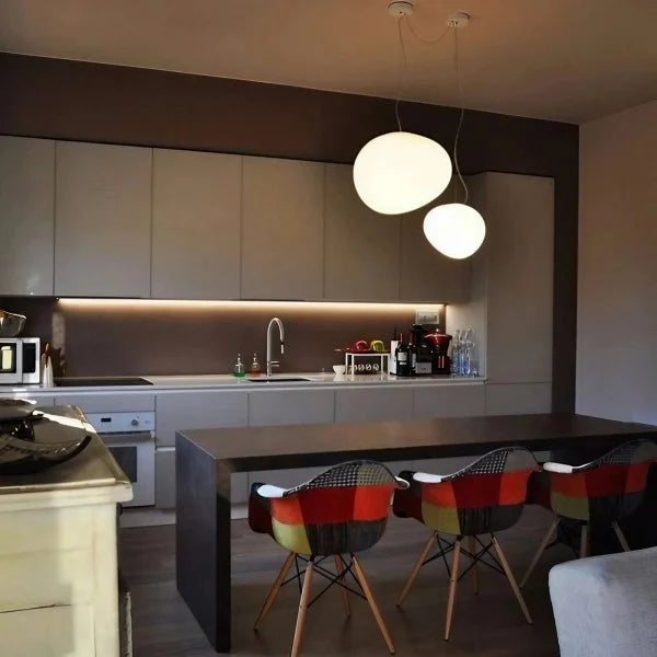Jasna minimalistyczna lampa sufitowa do nowoczesnego domu