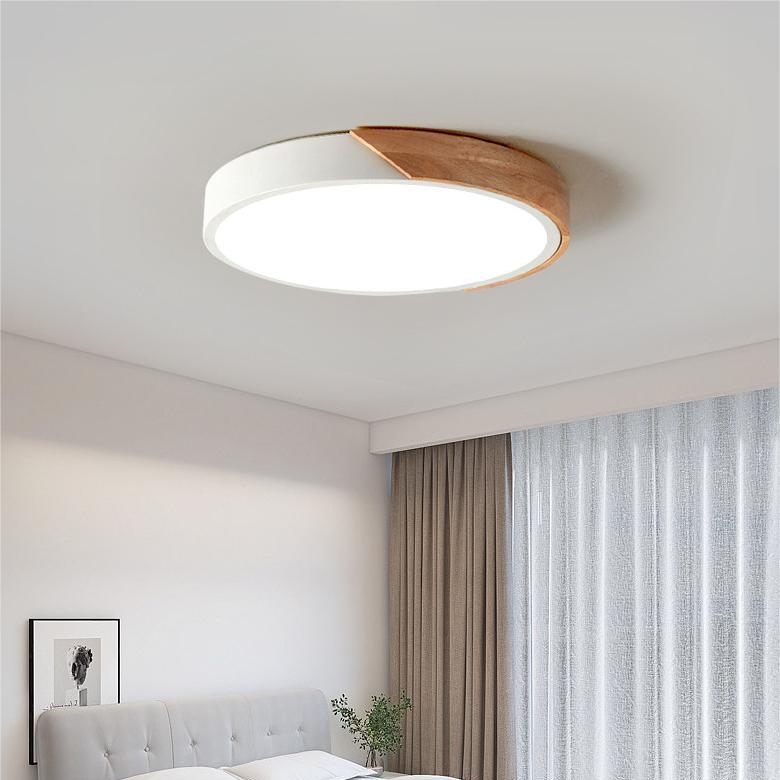 Nowoczesna lampa sufitowa LED z drewna – skandynawski design, montaż płaski